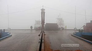 ঘন কুয়াশায় দৌলতদিয়া-পাটুরিয়ায় ফেরি চলাচল বন্ধ