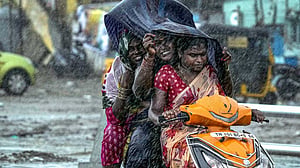 ঘূর্ণিঝড় মিগযাউম: চেন্নাইয়ে তুমুল বৃষ্টি, বিমান চলাচল বন্ধ