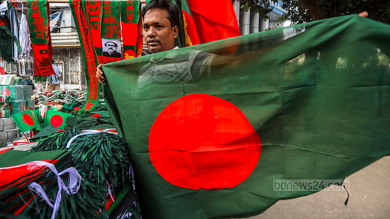 ঢাকার গুলিস্তানের পতাকা বিক্রেতা মোহাম্মদ কামাল বলছেন, এবার বিক্রি এখনও জমে ওঠেনি।