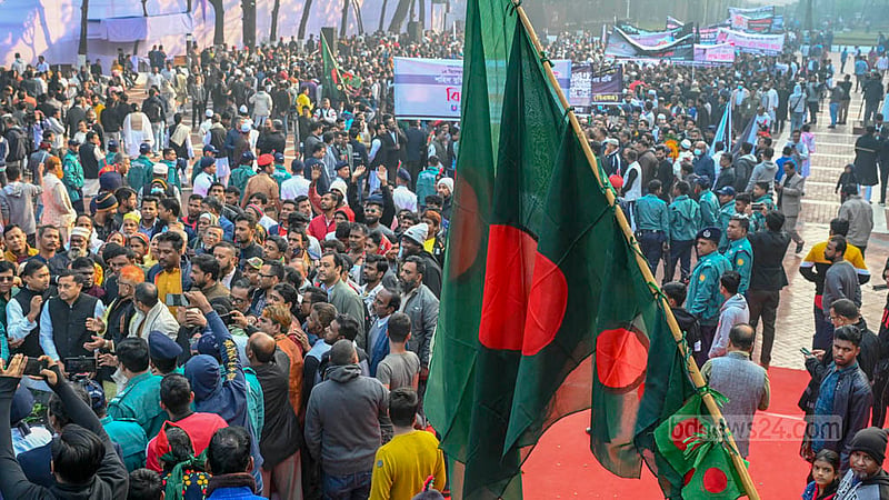 শহীদ বুদ্ধিজীবী দিবসে বৃহস্পতিবার সকালে মিরপুরে শহীদ বুদ্ধিজীবী স্মৃতিসৌধে শ্রদ্ধা জানায় সর্বস্তরের মানুষ।