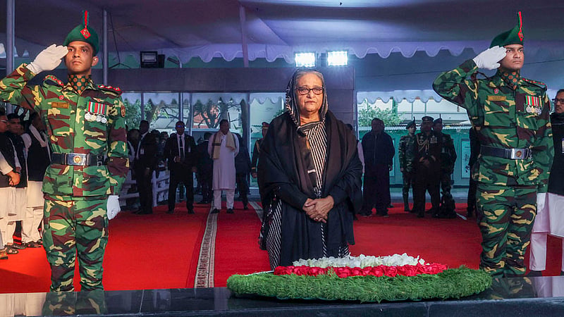 শহীদ বুদ্ধিজীবী দিবস উপলক্ষে বৃহস্পতিবার সকালে ধানমণ্ডি ৩২ নম্বরে জাতির পিতা বঙ্গবন্ধু শেখ মুজিবুর রহমানের প্রতিকৃতিতে শ্রদ্ধা জানান প্রধানমন্ত্রী শেখ হাসিনা।