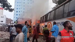 অবরোধের প্রথম ২৪ ঘণ্টায় ১২ যানবাহনে আগুন