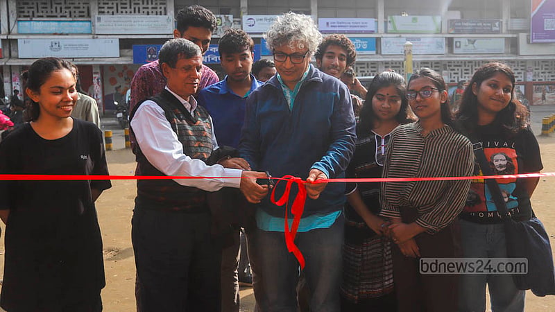 ইসরায়েলের আগ্রাসন থেকে ফিলিস্তিনিদের মুক্তির দাবিতে মঙ্গলবার টিএসসি এলাকায় আয়োজিত চিত্রপ্রদর্শনীর উদ্বোধন করেন ঢাকা বিশ্ববিদ্যালয়ের আন্তর্জাতিক সম্পর্ক বিভাগের শিক্ষক অধ্যাপক তানজীমউদ্দিন খান।&amp;nbsp;ছবি: তাওহীদুজ্জামান তপু