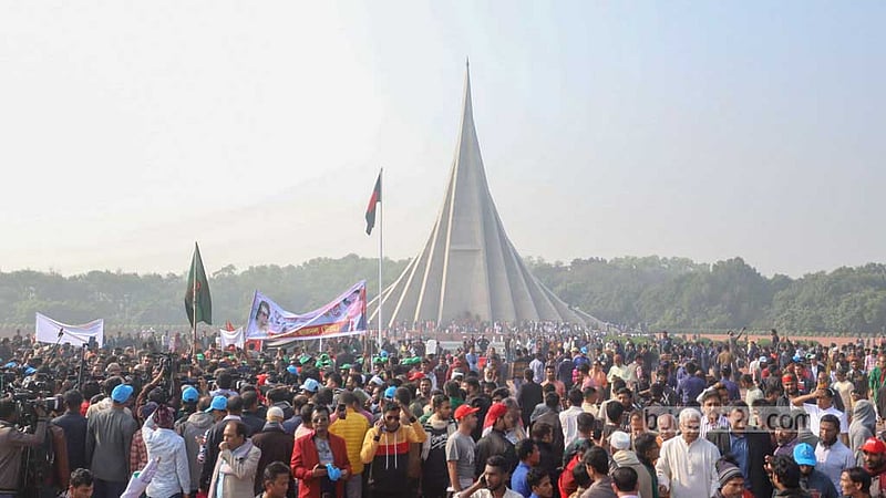 মুক্তিযুদ্ধে বাঙালির বিজয়ের ৫২ বছর পূর্তিতে শনিবার সকালে সাভারের জাতীয় স্মৃতিসৌধে একাত্তরের বীর শহীদদের শ্রদ্ধা জানায় হাজারো মানুষ।