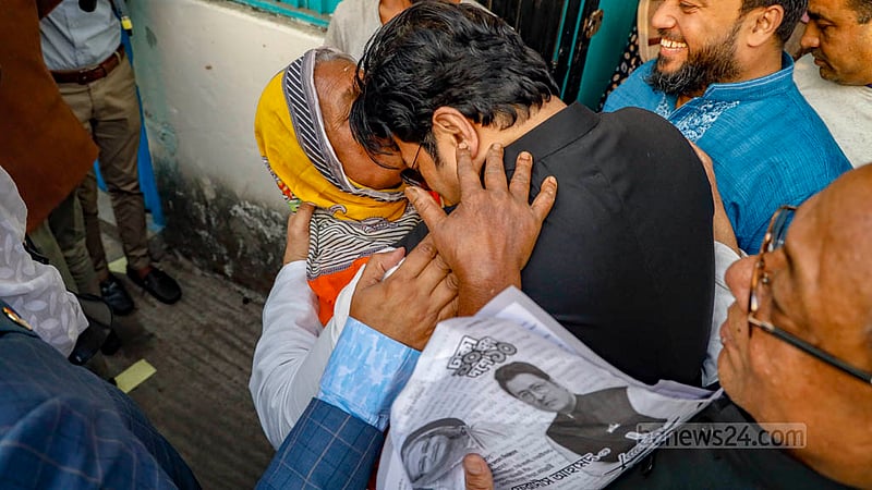 ঢাকা-১০ আসনে আওয়ামী লীগের প্রার্থী চিত্রনায়ক ফেরদৌস আহমেদ সোমবার বিকালে প্রচারে তাকে আদর করে দেন এক বৃদ্ধা।