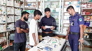 মেয়াদ উত্তীর্ণ ওষুধ বিক্রির দায়ে দুই ফার্মেসিকে জরিমানা