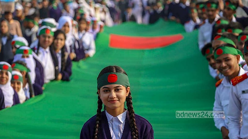 বিজয় দিবসে শনিবার সকালে সাভারের জাতীয় স্মৃতিসৌধে শ্রদ্ধা জানাতে আসে শিক্ষার্থীরাও।
