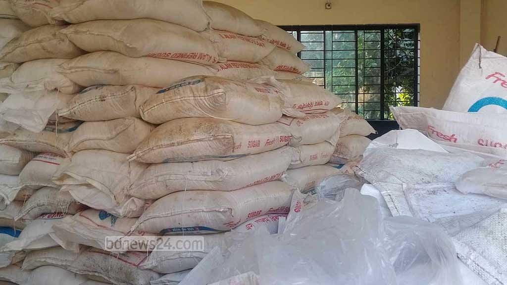 ফেনীতে ১৬৮ বস্তা ভারতীয় চিনি জব্দ, ‘চোরাকারবারি’ গ্রেপ্তার