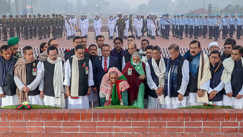 বিজয় দিবসে শনিবার সকালে আওয়ামী লীগের জ্যেষ্ঠ নেতাদের সঙ্গে নিয়ে জাতীয় স্মৃতিসৌধে শ্রদ্ধা নিবেদন করেন দলের সভাপতি প্রধানমন্ত্রী শেখ হাসিনা।