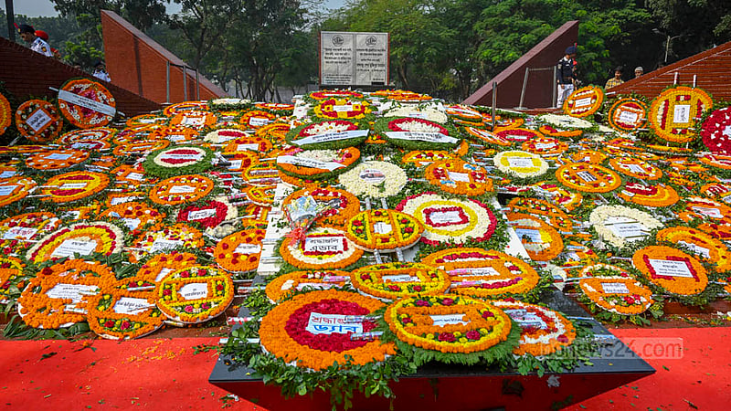 শহীদ বুদ্ধিজীবী দিবসে ফুলে ফুলে ঢাকা মিরপুর শহীদ বুদ্ধিজীবী স্মৃতিসৌধের শহীদ বেদী।