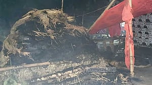 রাজশাহী-৪: দুই প্রার্থীর কোলাকুলির পর ফের সহিংসতা, ৩ ক্যাম্পে আগুন