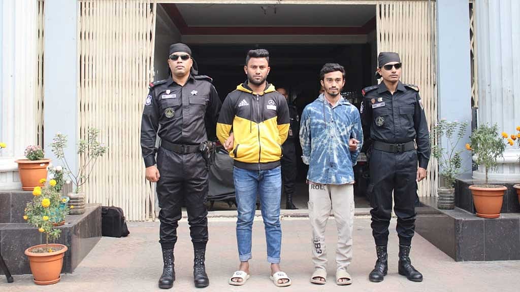 রাজধানীতে পেট্রল বোমা ও ককটেলসহ ছাত্রদলের ২ কর্মী গ্রেপ্তার