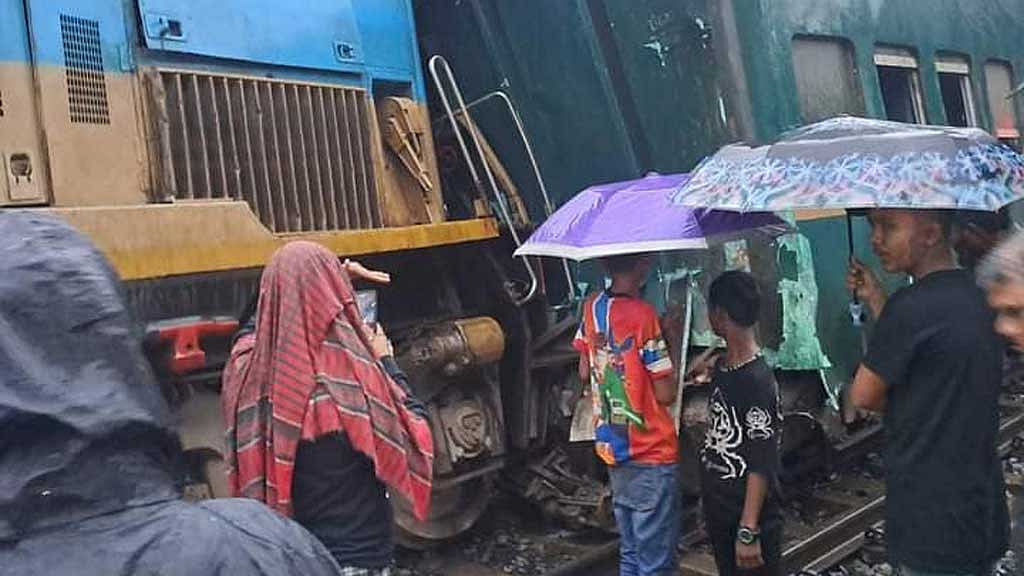 তেজগাঁওয়ে ক্রেনের ধাক্কায় ট্রেনের বগি লাইনচ্যুত