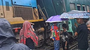 তেজগাঁওয়ে ক্রেনের ধাক্কায় ট্রেনের বগি লাইনচ্যুত