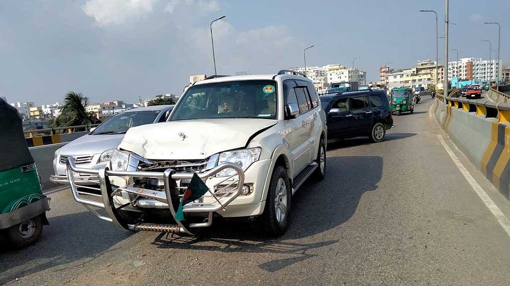 হঠাৎ সামনে অটো, নিয়ন্ত্রণ হারিয়ে মেয়রের গাড়ির ধাক্কা পুলিশ ভ্যানে