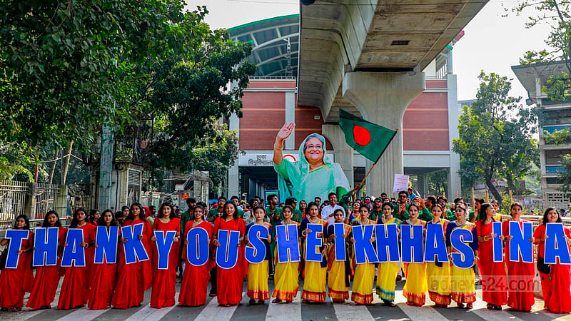 ঢাকা বিশ্ববিদ্যালয়ে মেট্রোরেল স্টেশনের উদ্বোধন উপলক্ষে শনিবার প্রধানমন্ত্রী শেখ হাসিনাকে ধন্যবাদ জানিয়ে আনন্দ মিছিল বের করেন শিক্ষার্থীরা।
