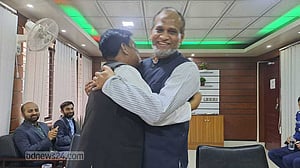 সহিংসতা না করার প্রতিশ্রুতি এনামুল-আজাদের, করলেন কোলাকুলি