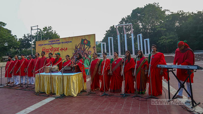জাতীয় সংগীত পরিবেশনার মাধ্যমে কেন্দ্রীয় শহীদ মিনারে মঙ্গলবার বিকালে সম্মিলিত সাংস্কৃতিক জোটের বিজয় উৎসব শুরু হয়।