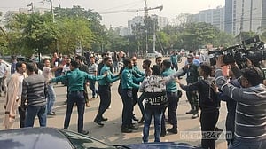 ‘ভোটের আগেই হেরে গেছিস': ইসির সামনে হাতাহাতি