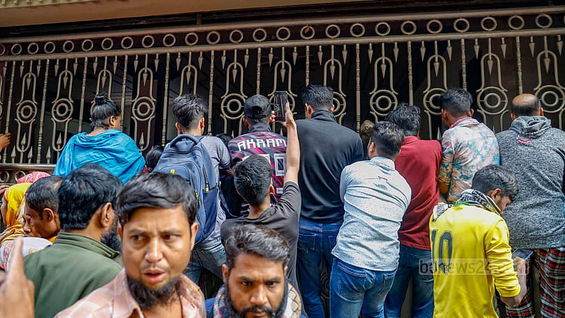 এক গৃহকর্মীর লাশ পাওয়ার পর রোববার ঢাকার বনশ্রীর এক বাসার গেইট ভাঙার চেষ্টা করে উত্তেজিত এলাকাবাসী।