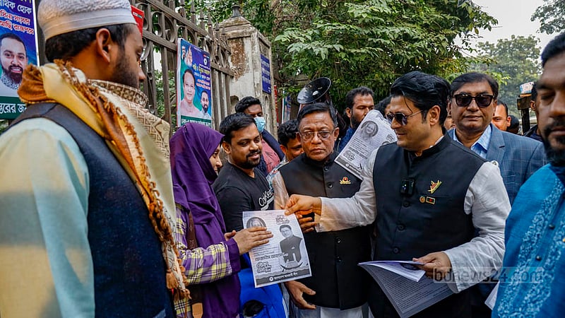 ঢাকা-১০ আসনে আওয়ামী লীগের প্রার্থী চিত্রনায়ক ফেরদৌস আহমেদ সোমবার বিকালে আজিমপুরে নির্বাচনী লিফলেট বিতরণ করেন।