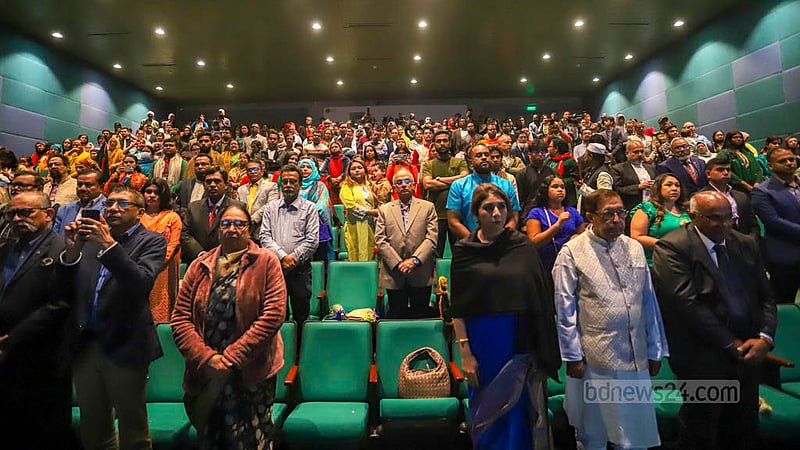 মুক্তিযুদ্ধ জাদুঘর মিলনায়তনে সোমবার স্থপতি মোবাশ্বের হোসেনের স্মরণ সভায় অতিথিরা।