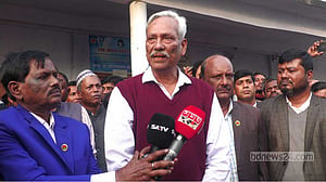 ‘বর্জনের পর’ শাহজাহান ওমরকে গ্রহণ রাজাপুর আওয়ামী লীগের