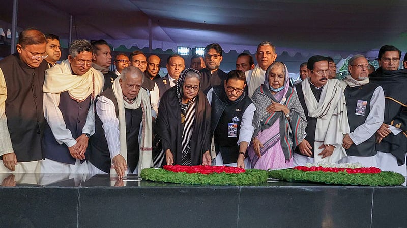 শহীদ বুদ্ধিজীবী দিবস উপলক্ষে বৃহস্পতিবার সকালে আওয়ামী লীগ নেতাদের সঙ্গে নিয়ে ধানমণ্ডি ৩২ নম্বরে জাতির পিতা বঙ্গবন্ধু শেখ মুজিবুর রহমানের প্রতিকৃতিতে শ্রদ্ধা জানান প্রধানমন্ত্রী শেখ হাসিনা।