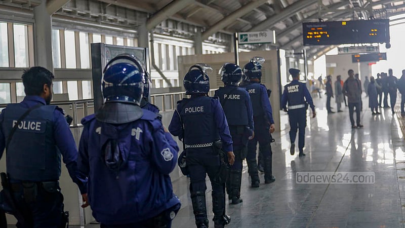 কারওয়ান বাজারে মেট্রোরেল স্টেশনে রোববার পুলিশের কড়া নিরাপত্তা ব্যবস্থা।
