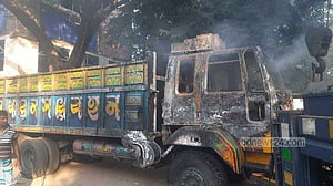 গাজীপুরে চলন্ত ট্রাকে অগ্নিসংযোগ, চালক দগ্ধ