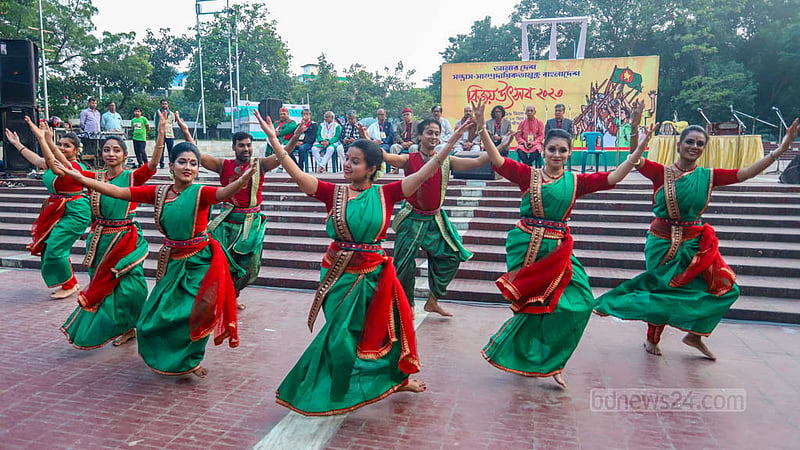 শহীদ মিনারে সম্মিলিত সাংস্কৃতিক জোটের বিজয় উৎসবে নৃত্য পরিবেশন করেন শিল্পীরা।