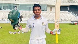 নাহিদুলের ৫ উইকেটের পর মইন-সুমনের দৃঢ়তা