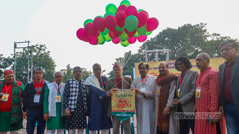 কেন্দ্রীয় শহীদ মিনারে মঙ্গলবার বিকালে সম্মিলিত সাংস্কৃতিক জোটের বিজয় উৎসব উদ্বোধন করা হয় বেলুন উড়িয়ে।