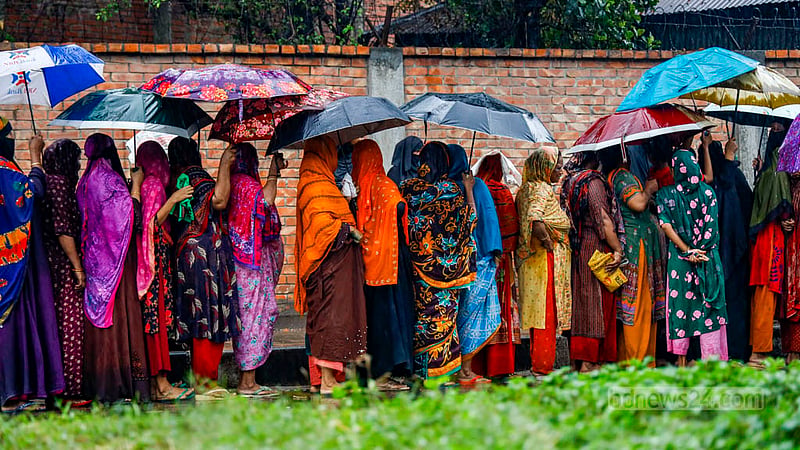 ঢাকার হাতিরঝিলের মধুবাগ অংশে বৃহস্পতিবার এই নারীরা বৃষ্টির মধ্যে সড়কের ওপর ঘণ্টার পর ঘণ্টা দাঁড়িয়ে ছিলেন টিসিবির ট্রাক থেকে স্বল্পমূল্যের পণ্য কেনার জন্য।