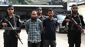 কক্সবাজারে গহীন পাহাড় থেকে বিপুল মাদকসহ আটক ২ ‘কারবারি’