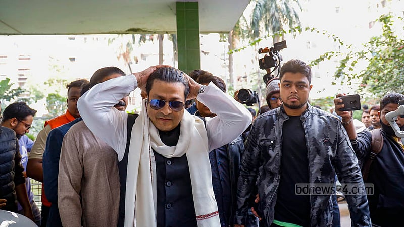 দ্বাদশ সংসদ নির্বাচনে ঢাকা-১০ আসনে আওয়ামী লীগের প্রার্থী চিত্রনায়ক ফেরদৌস আহমেদ সোমবার সকালে প্রতীক বুঝে নিতে রিটার্নিং কর্মকর্তার কার্যালয়ে আসেন।