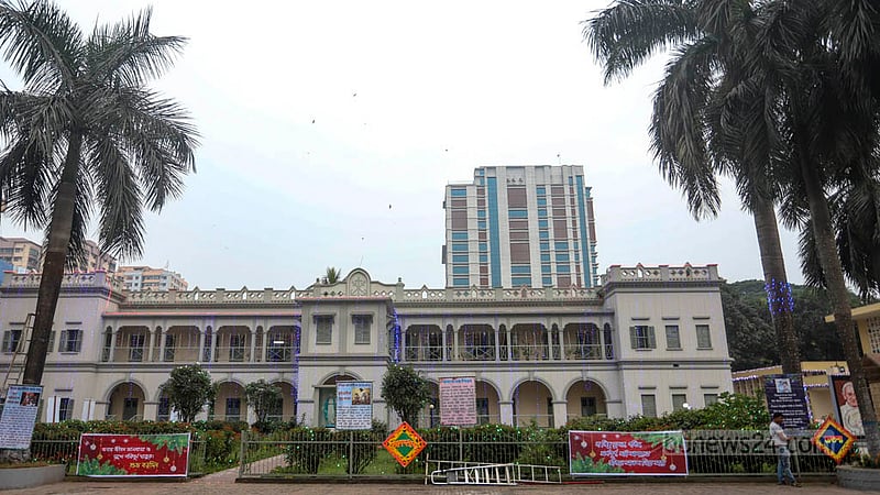 ঢাকার কাকরাইল রোডের সেন্ট মেরিস ক্যাথিড্রালে খ্রিস্টানদের বড়দিন উদযাপনের প্রস্তুতি এখন শেষ দিকে।