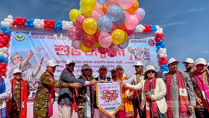 জেলা স্টেডিয়াম প্রাঙ্গণে শনিবার সকালে বেলুন ও পায়রা উড়িয়ে পার্বত্য চট্টগ্রাম চুক্তির ২৬ বছর পূর্তির আনুষ্ঠানিকতা উদ্বোধন করেন খাগড়াছড়ি সেনা রিজিয়নের কমান্ডার ব্রিগেডিয়ার জেনারেল মোহাম্মদ মোহতাশিম হায়দার চৌধুরী।&amp;nbsp;ছবি: সমির মল্লিক