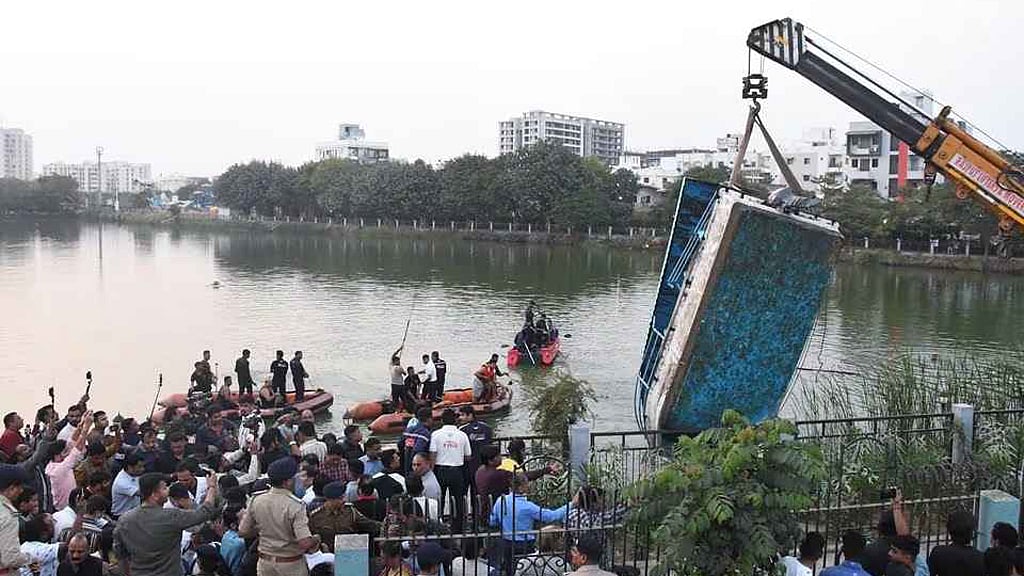 ভারতের গুজরাটে নৌকা ডুবে ১২ শিক্ষার্থী, ২ শিক্ষকের মৃত্যু
