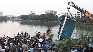 ভারতের গুজরাটে নৌকা ডুবে ১২ শিক্ষার্থী, ২ শিক্ষকের মৃত্যু