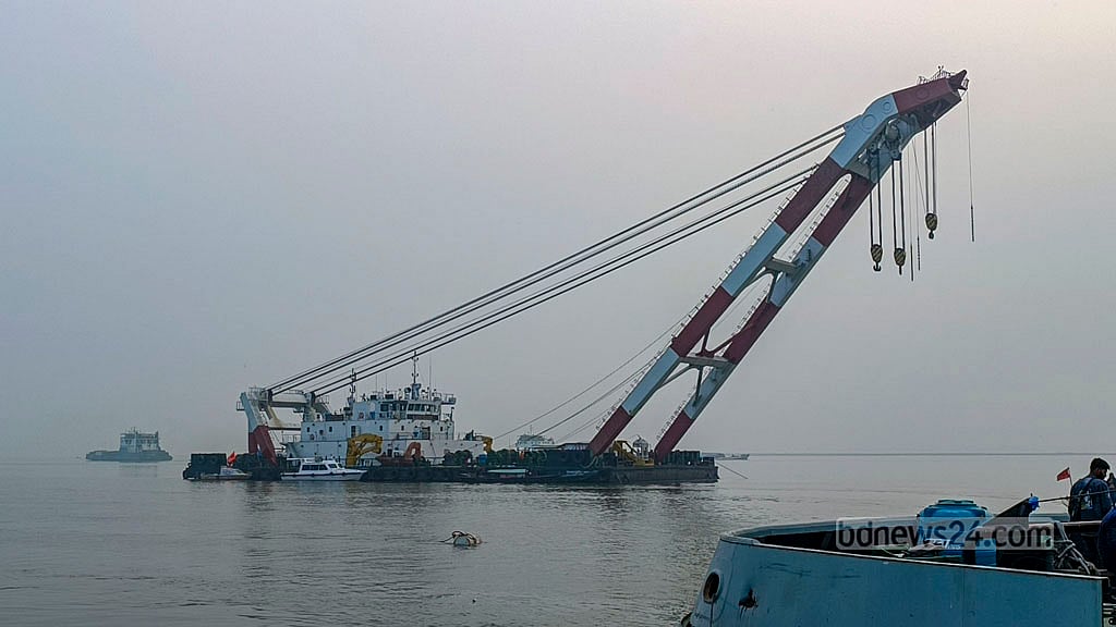 পাটুরিয়ায় ফেরিডুবির তৃতীয় দিনে এল উদ্ধারকারী জাহাজ ‘প্রত্যয়’