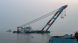 পাটুরিয়ায় ফেরিডুবির তৃতীয় দিনে এল উদ্ধারকারী জাহাজ ‘প্রত্যয়’