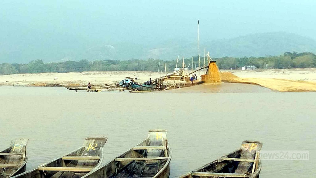 যাদুকাটায় পাড় কাটা বন্ধ হলেও ড্রেজারের তাণ্ডব চলছে