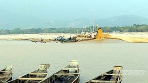 যাদুকাটায় পাড় কাটা বন্ধ হলেও ড্রেজারের তাণ্ডব চলছে