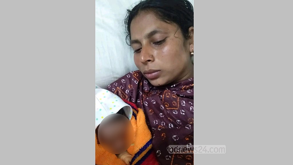 ফিরলেন সেই মা, কোলে তুলে নিলেন 
ফেলে যাওয়া মেয়েকে