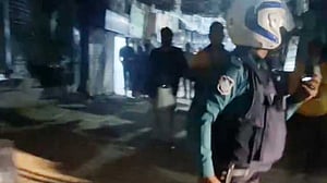 ঢাকা-৫: এক কেন্দ্রে হঠাৎ নৌকা-ট্রাকের কর্মীদের মধ্যে উত্তেজনা