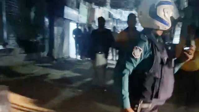 ঢাকা-৫: এক কেন্দ্রে হঠাৎ নৌকা-ট্রাকের কর্মীদের মধ্যে উত্তেজনা