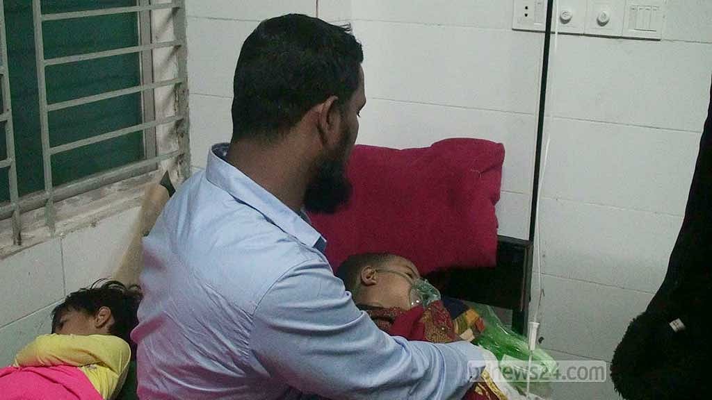 হাসপাতাল থেকে পালিয়েছেন সেই মা, দুই মেয়েকে নিয়ে বাবা ঢাকায়