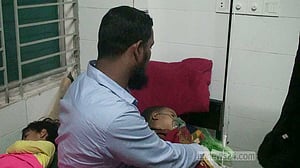 হাসপাতাল থেকে পালিয়েছেন সেই মা, দুই মেয়েকে নিয়ে বাবা ঢাকায়