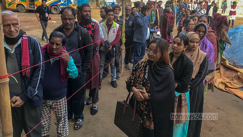 দ্বাদশ জাতীয় নির্বাচনে ভোটগ্রহণ শুরুর পর সকাল ৯টা ৪৫ মিনিটে চট্টগ্রাম মুসলিম এডুকেশন সোসাইটি উচ্চ বিদ্যালয় কেন্দ্রের বাইরের চিত্র।